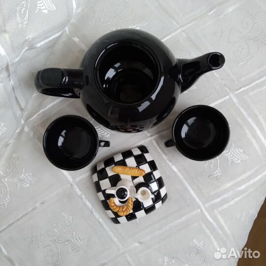 Заварочный чайник и 2 чашки