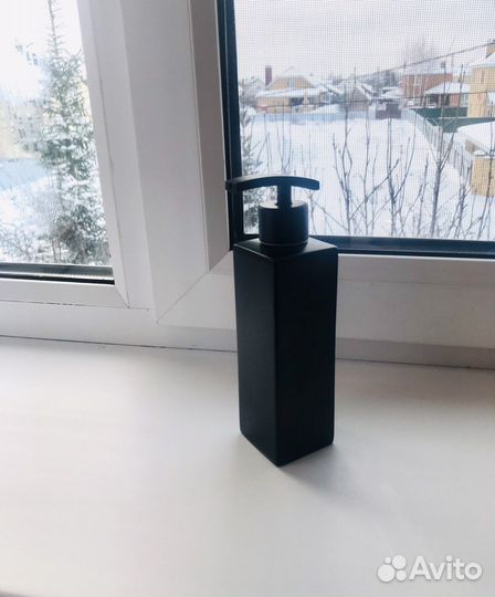 Черный дозатор