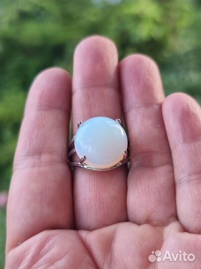 Кольцо с крупным камнем