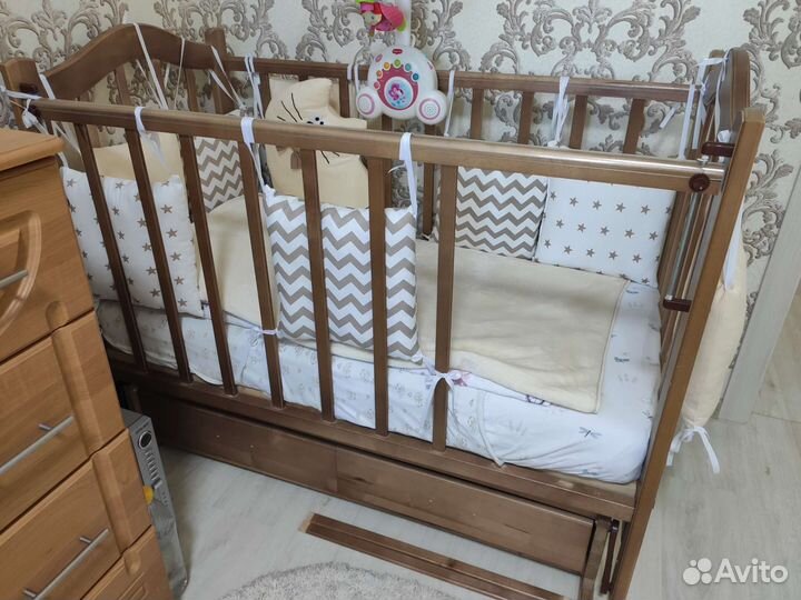Детская кроватка с маятником и ящиком