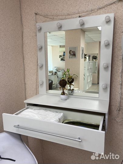 Гримерное зеркало с лампочками