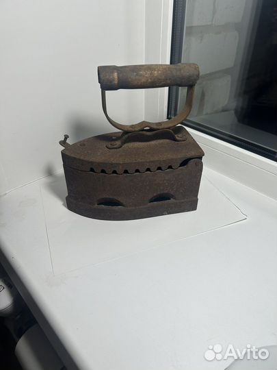 Старинный угольный утюг