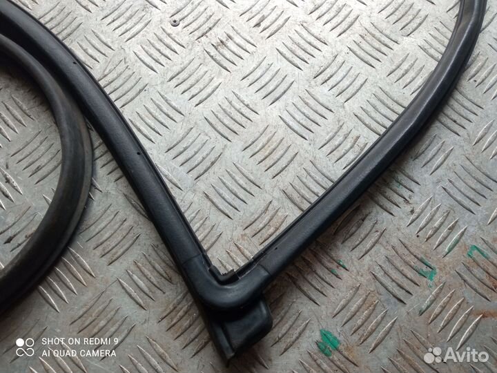 Уплотнитель двери передний левый Hyundai Solaris 2