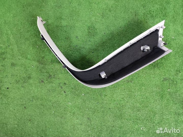 Обшивка крышки багажника правая Mercedes-Benz