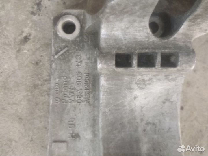 Кронштейн генератора Skoda Octavia Tour A4 1.6 AKL