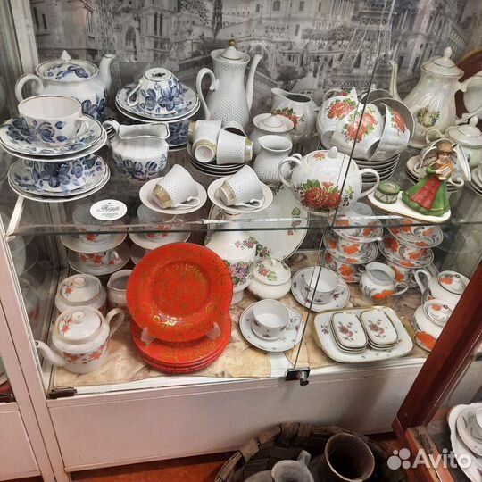 Набор столовой посуды. Сервизы.тарелки.чайные пары