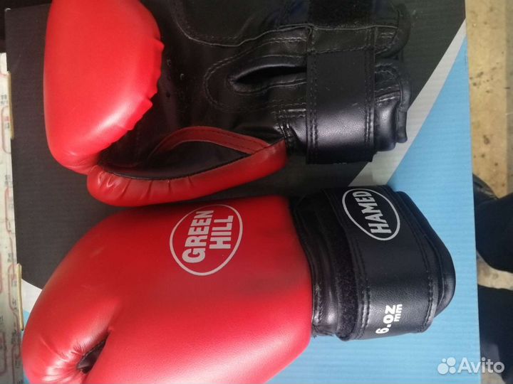 Боксерские перчатки и ботинки