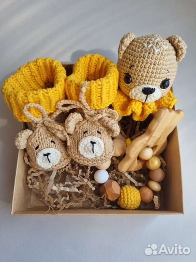 Набор на выписку Погремушка Пинетки