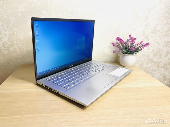 Свежий, мощный ноутбук 20-21 года