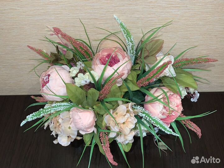 Композиция из искусственных цветов