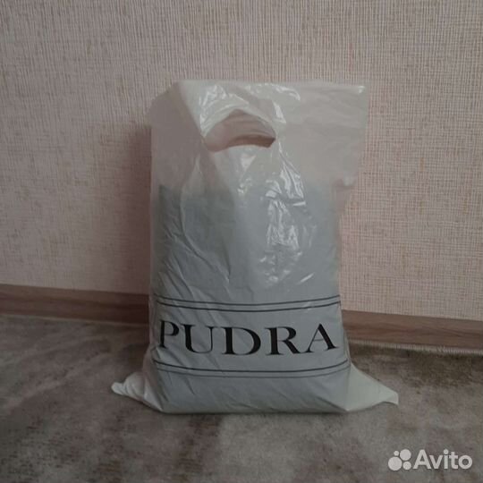 Два пакета с женскими вещами