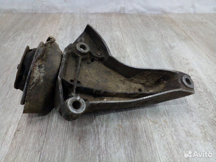 Кронштейн левый Volkswagen Passat B5