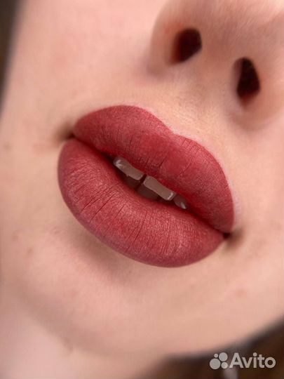 Модель на перманент губ