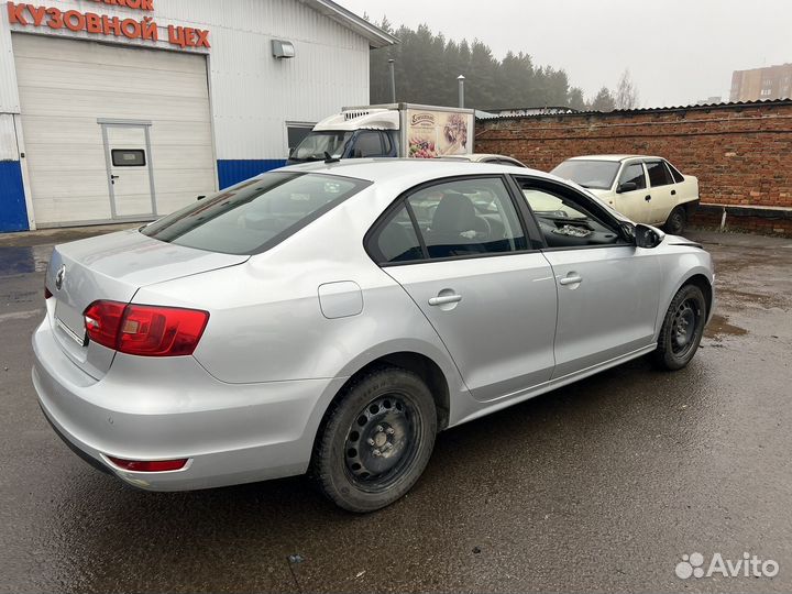 Volkswagen Jetta 1.6 AT, 2013, битый, 111 000 км