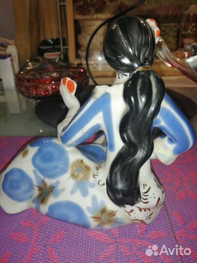 Фарфоровая статуэтка