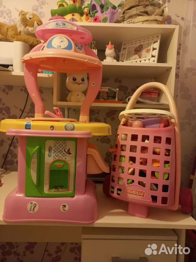 Кухня с посудой и едой