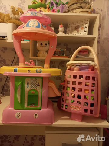 Кухня с посудой и едой