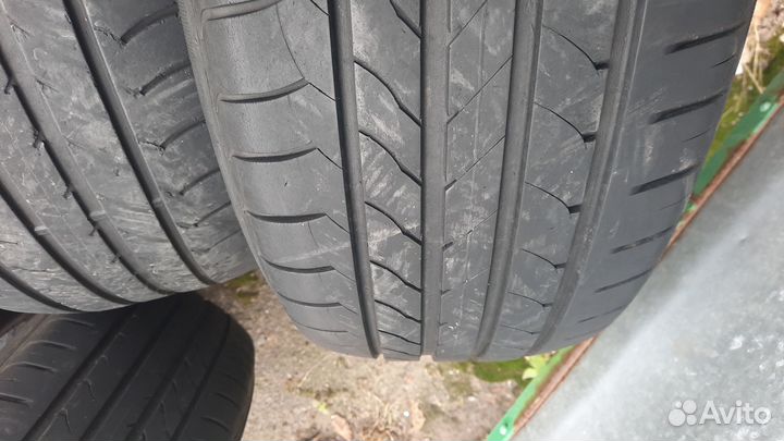 Goodyear EfficientGrip 235/60 R17 102V