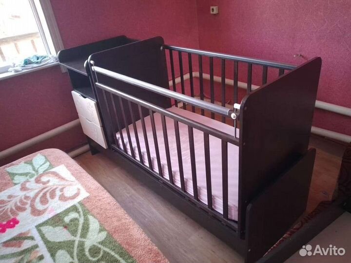 Детская кроватка с маятником