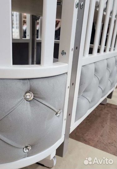 Кроватка детская с маятником