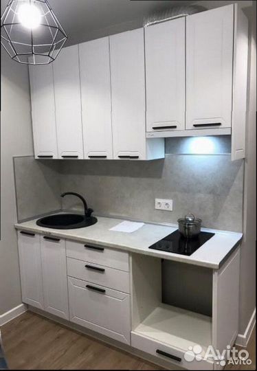 Белая угловая кухня со столешницей темный мрамор