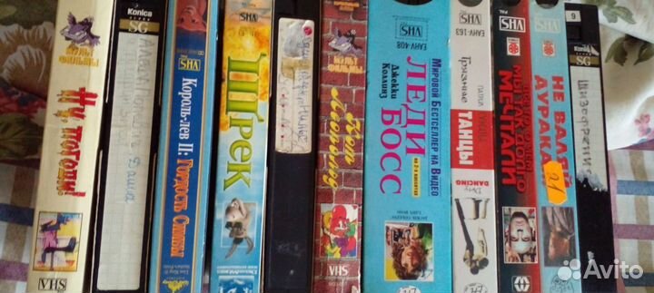 Видеокассеты с записью и видеомагнитофон Панасоник