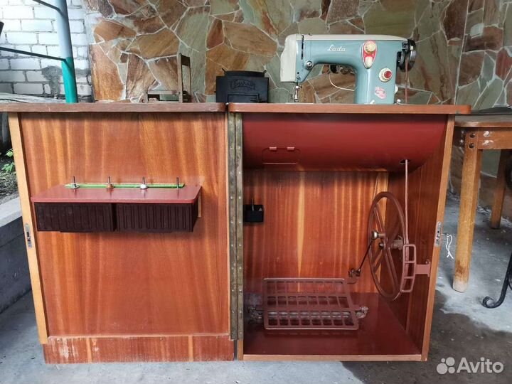 Швейная машинка LADA