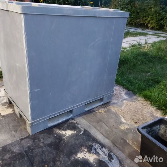 Пластиковый контейнер на европалете с крышкой