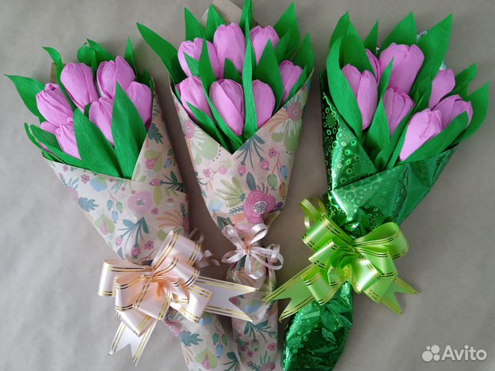Букеты тюльпанов и роз из креп бумаги с конфетами