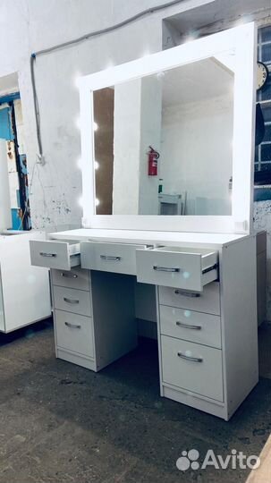 Гримерное зеркало со столом