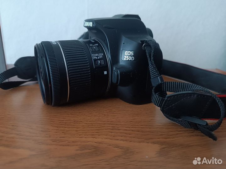Зеркальный фотоаппарат Canon EOS 250d