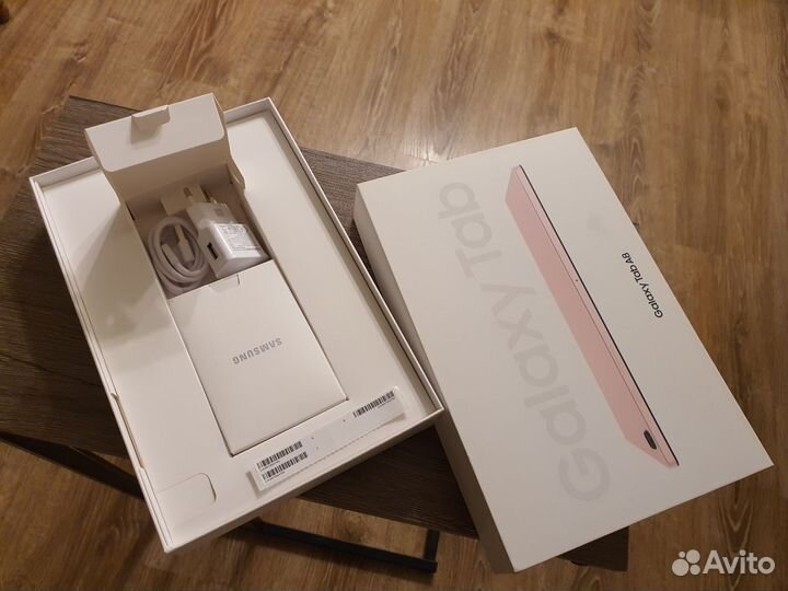 Планшет Samsung Galaxy Tab A8 с зарядкой и чехлом