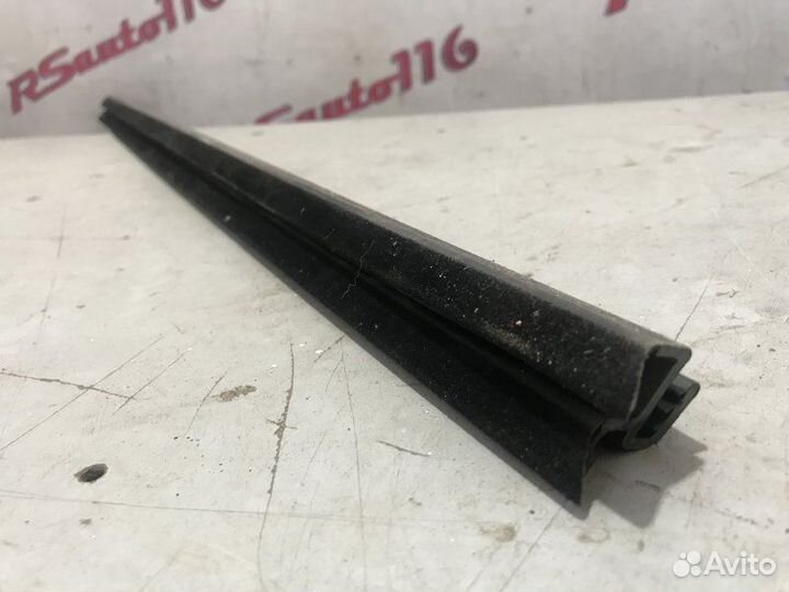 Уплотнитель стекла передний левый Infiniti G V36