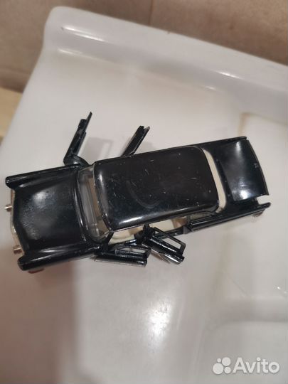 Коллекционная машинка Чайка Газ-13