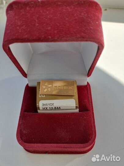 Значок золотой