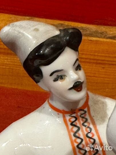 Фарфоровая статуэтка пляски С гармошкой