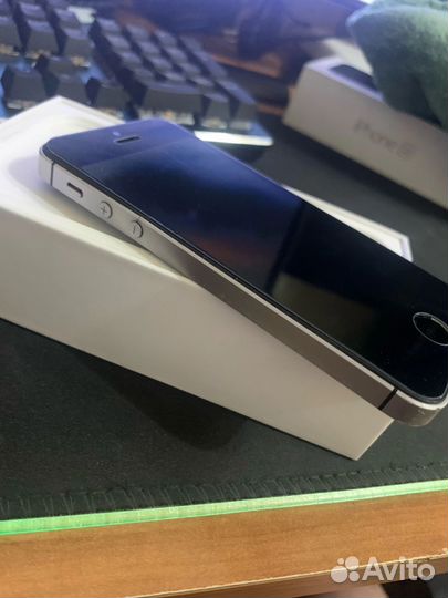 Телефон iPhone SE