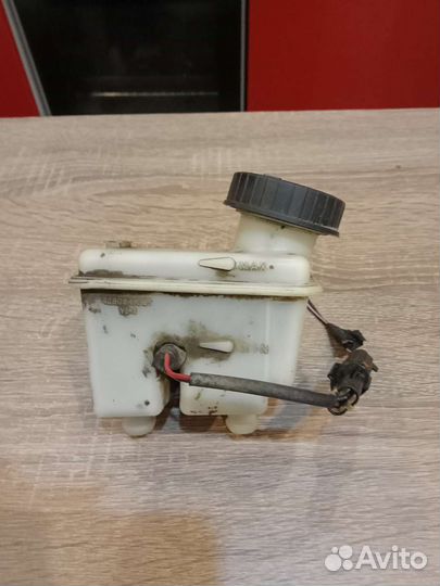 Бачок тормозной жидкости на Шевроле Лачетти