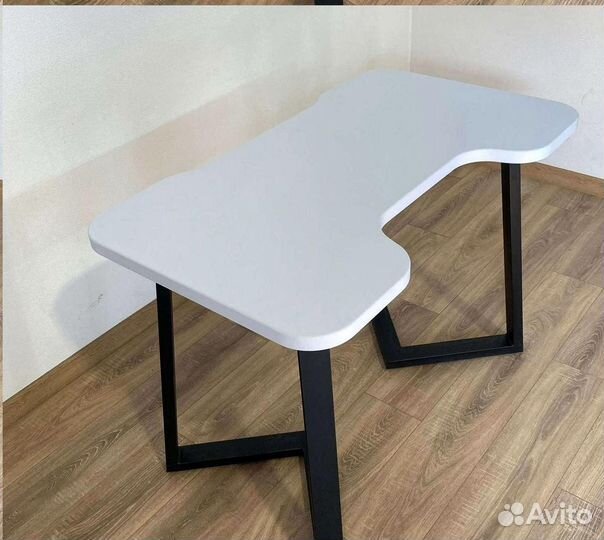 Компьютерный стол 'Certain Head'