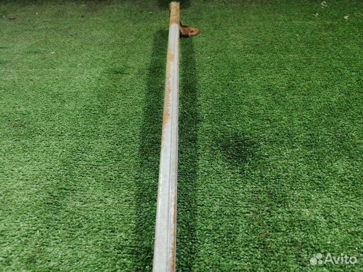 Направляющая стекла передняя правая Nissan Micra