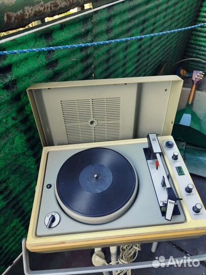Проигрыватель винила. Рабочий