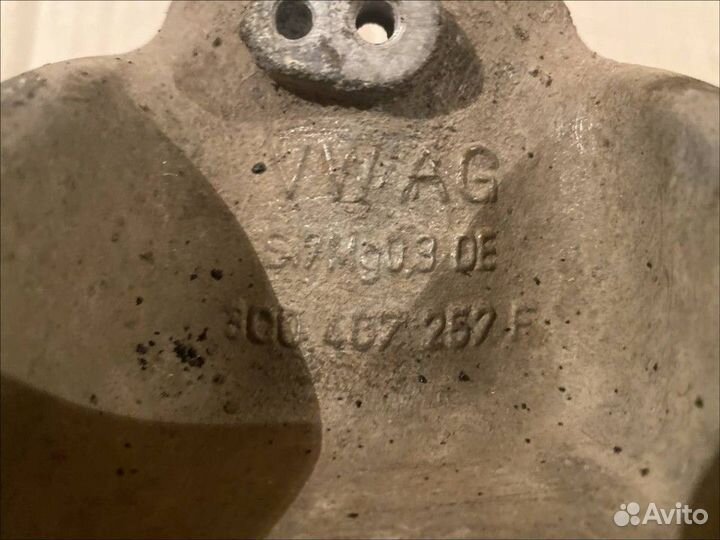 Кулак поворотный передний левый Volkswagen Passat