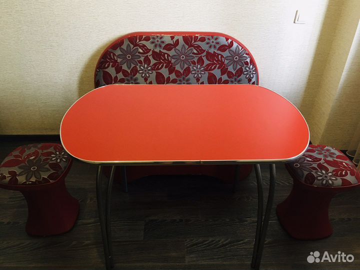 Кухонный уголок со столом и стульями