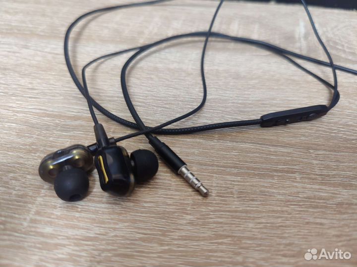 Проводные наушники