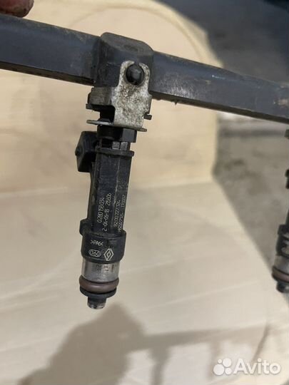 Топливная рампа форсунки Рено Логан 2 Сандеро 2