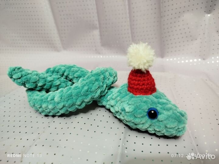 Вязаная новогодняя змейка