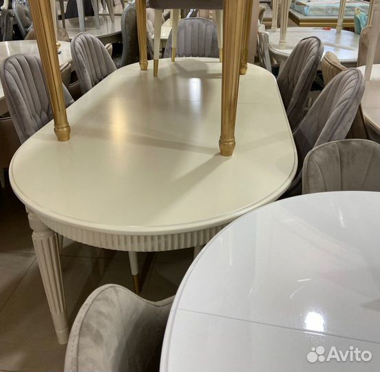 Стол со стульями