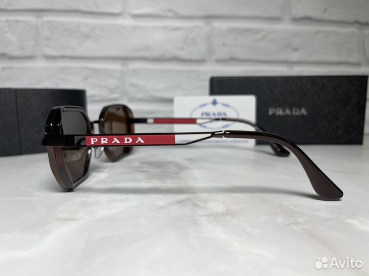 Солнцезащитные очки Prada