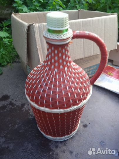 Графин в оплетке и бутыль стеклянная