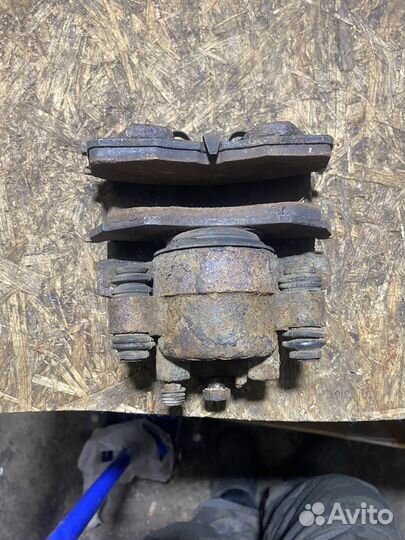 Суппорт передний правый dodge intrepid 2